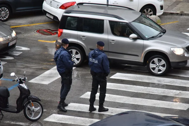 Pogledajte hrvatsku policiju na djelu! Za&scaron;titila je kombi s novcem i pratila ga do cilja