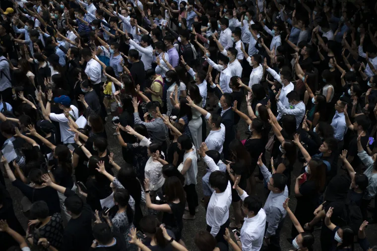 Vi&scaron;e od stotinu ozlijeđenih nakon najnasilnijih sukoba u Hong Kongu, vlasti uvode red