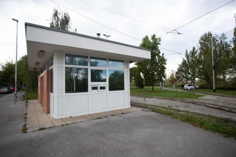 Obitelj postavila ogradu na prugu, policija je uklonila: Okreti&scaron;te tramvaja u Prečkom čuvaju za&scaron;titari