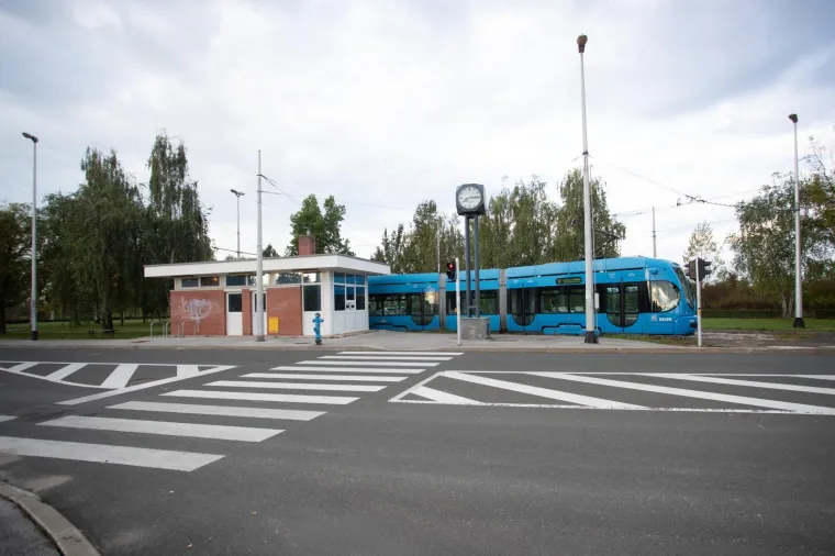 Obitelj postavila ogradu na prugu, policija je uklonila: Okreti&scaron;te tramvaja u Prečkom čuvaju za&scaron;titari