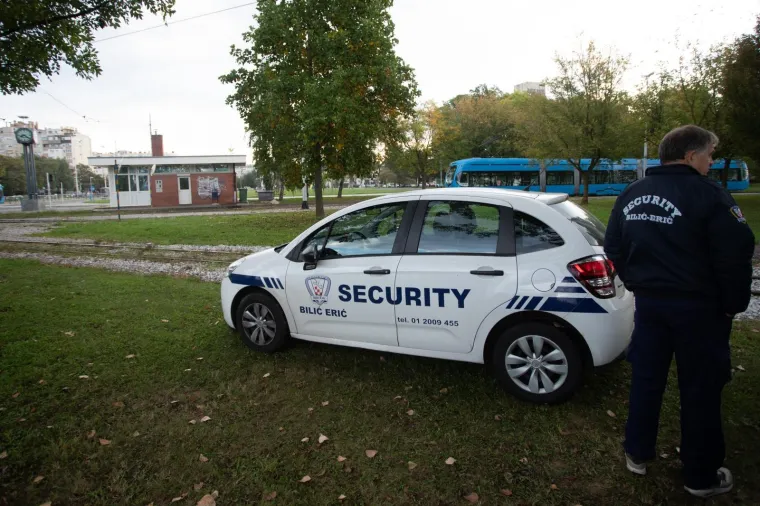 Obitelj postavila ogradu na prugu, policija je uklonila: Okreti&scaron;te tramvaja u Prečkom čuvaju za&scaron;titari