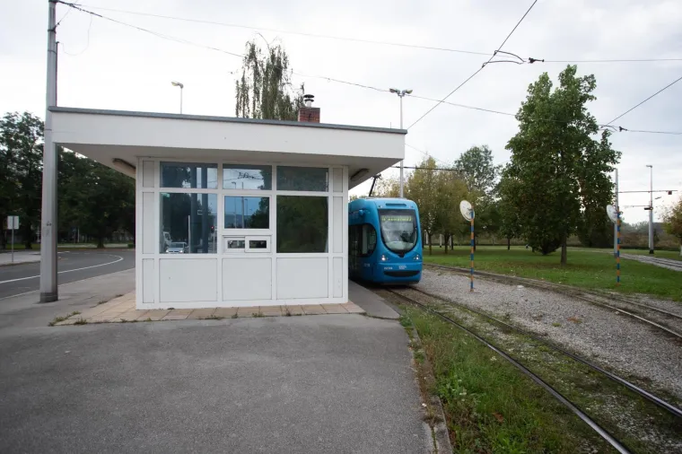 Obitelj postavila ogradu na prugu, policija je uklonila: Okreti&scaron;te tramvaja u Prečkom čuvaju za&scaron;titari