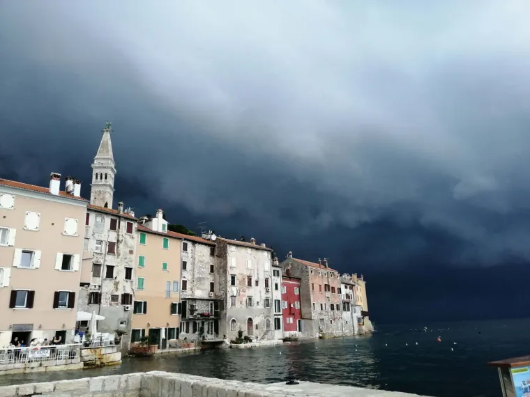 Istru pogodilo snažno nevrijeme, na moru pijavice: Nebo se potpuno zacrnilo...