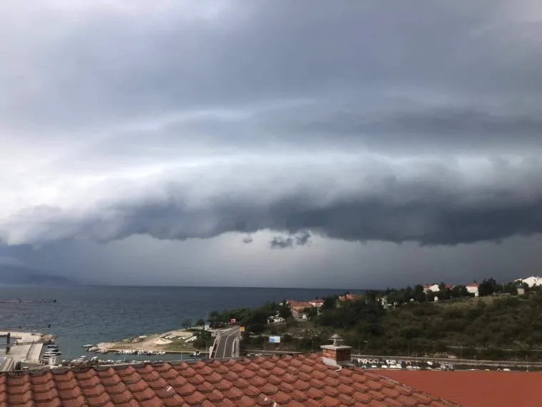 Istru pogodilo snažno nevrijeme, na moru pijavice: Nebo se potpuno zacrnilo...
