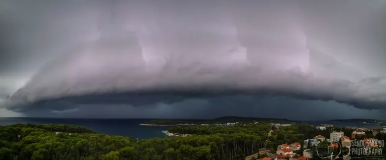Istru pogodilo snažno nevrijeme, na moru pijavice: Nebo se potpuno zacrnilo...
