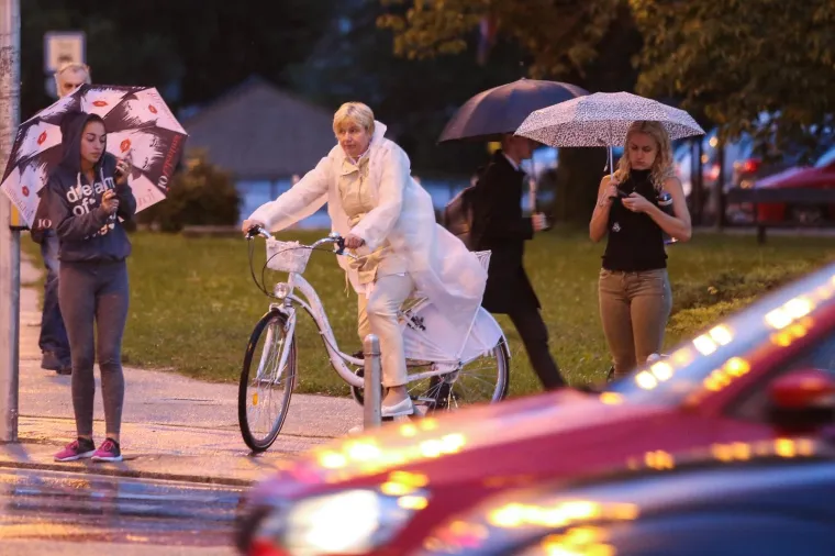 [FOTO] PRAVA JESEN JE STIGLA U ZAGREB: Ki&scaron;a okupala gradske ulice