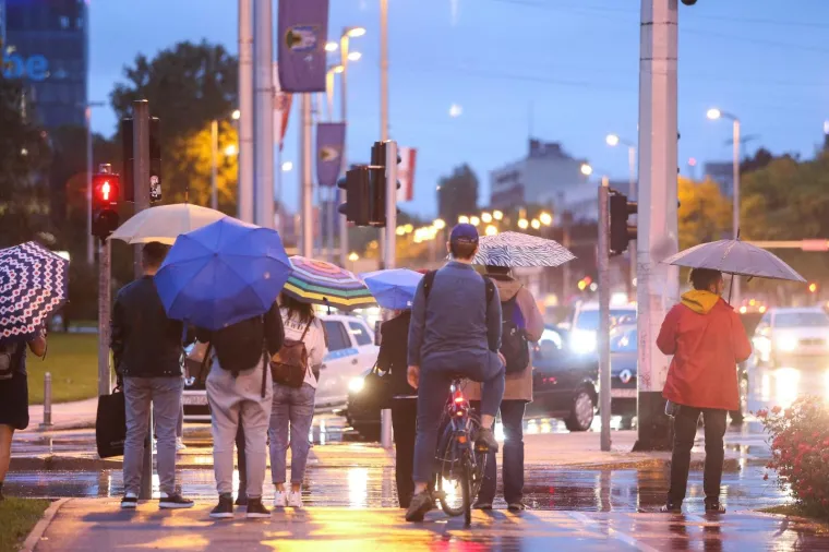 [FOTO] PRAVA JESEN JE STIGLA U ZAGREB: Ki&scaron;a okupala gradske ulice