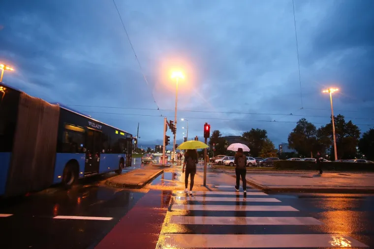 [FOTO] PRAVA JESEN JE STIGLA U ZAGREB: Ki&scaron;a okupala gradske ulice