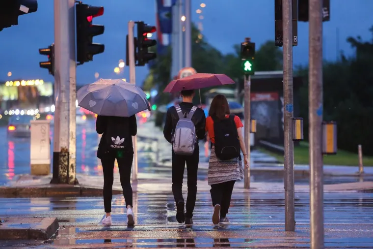 [FOTO] PRAVA JESEN JE STIGLA U ZAGREB: Ki&scaron;a okupala gradske ulice