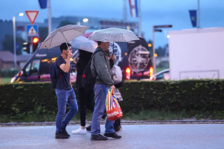 [FOTO] PRAVA JESEN JE STIGLA U ZAGREB: Ki&scaron;a okupala gradske ulice