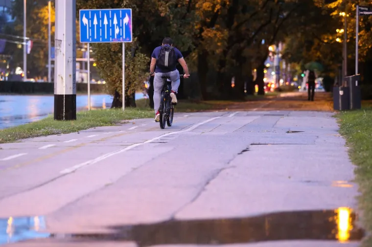 [FOTO] PRAVA JESEN JE STIGLA U ZAGREB: Ki&scaron;a okupala gradske ulice