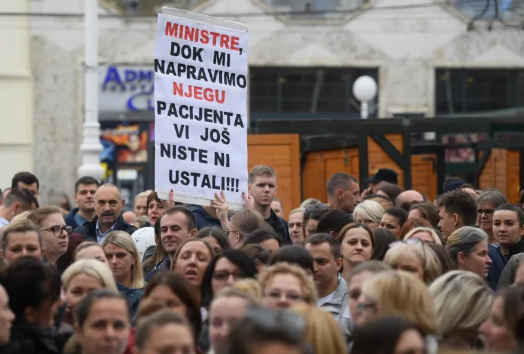 Jedva hoda, ali do&scaron;la im je dati podr&scaron;ku: Pogledajte &scaron;to je ova umirovljenica poručila medicinskim sestrama