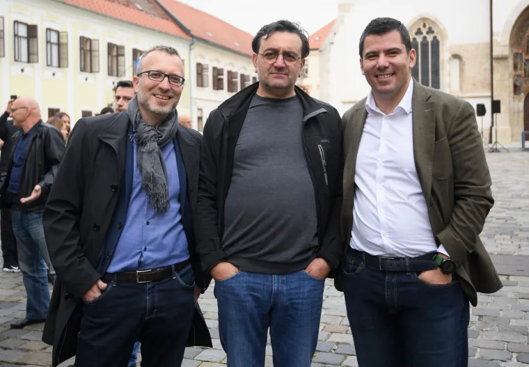 Jedva hoda, ali do&scaron;la im je dati podr&scaron;ku: Pogledajte &scaron;to je ova umirovljenica poručila medicinskim sestrama