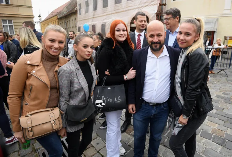 Jedva hoda, ali do&scaron;la im je dati podr&scaron;ku: Pogledajte &scaron;to je ova umirovljenica poručila medicinskim sestrama