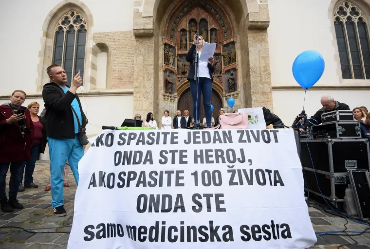 Jedva hoda, ali do&scaron;la im je dati podr&scaron;ku: Pogledajte &scaron;to je ova umirovljenica poručila medicinskim sestrama