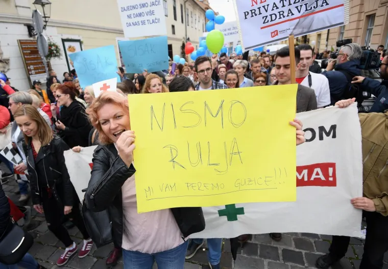 Jedva hoda, ali do&scaron;la im je dati podr&scaron;ku: Pogledajte &scaron;to je ova umirovljenica poručila medicinskim sestrama
