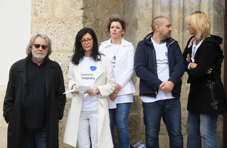 Jedva hoda, ali do&scaron;la im je dati podr&scaron;ku: Pogledajte &scaron;to je ova umirovljenica poručila medicinskim sestrama