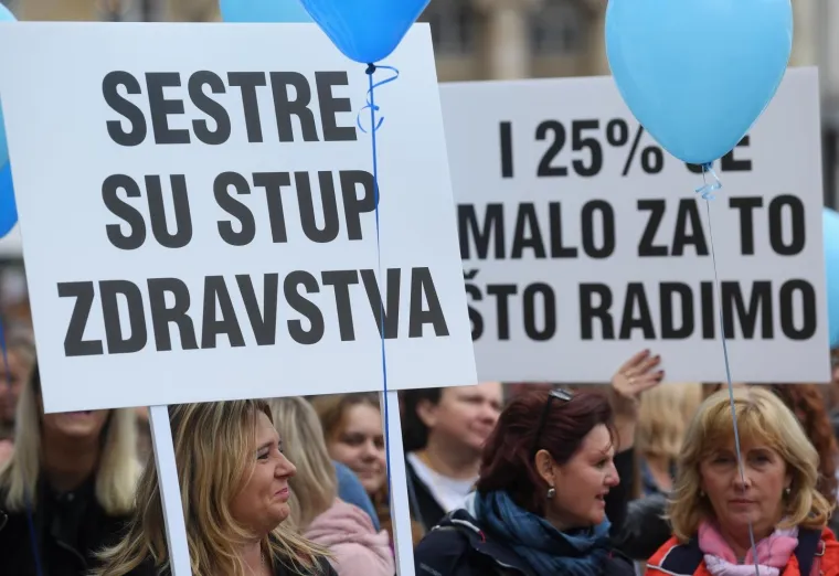 Jedva hoda, ali do&scaron;la im je dati podr&scaron;ku: Pogledajte &scaron;to je ova umirovljenica poručila medicinskim sestrama