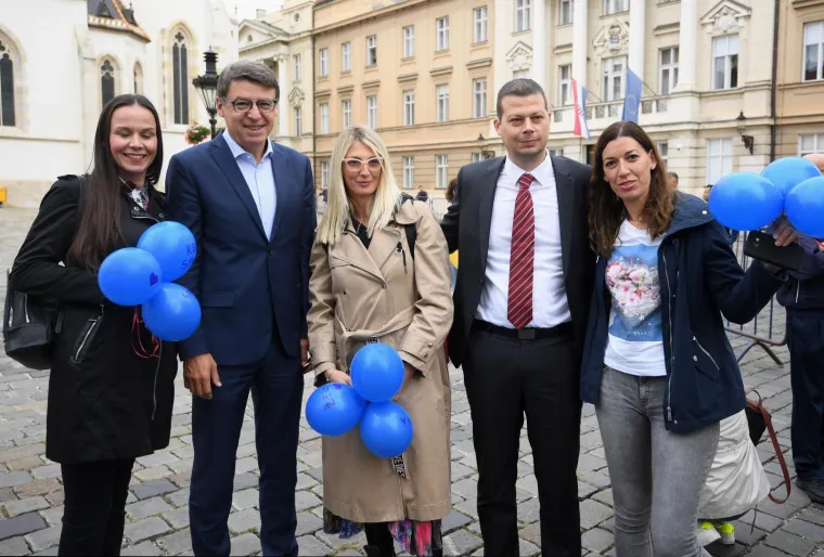 Jedva hoda, ali do&scaron;la im je dati podr&scaron;ku: Pogledajte &scaron;to je ova umirovljenica poručila medicinskim sestrama