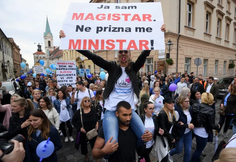 Jedva hoda, ali do&scaron;la im je dati podr&scaron;ku: Pogledajte &scaron;to je ova umirovljenica poručila medicinskim sestrama