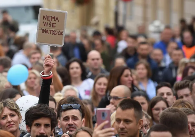 Jedva hoda, ali do&scaron;la im je dati podr&scaron;ku: Pogledajte &scaron;to je ova umirovljenica poručila medicinskim sestrama