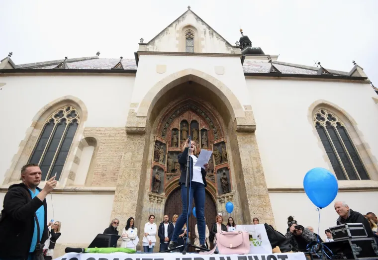 Jedva hoda, ali do&scaron;la im je dati podr&scaron;ku: Pogledajte &scaron;to je ova umirovljenica poručila medicinskim sestrama