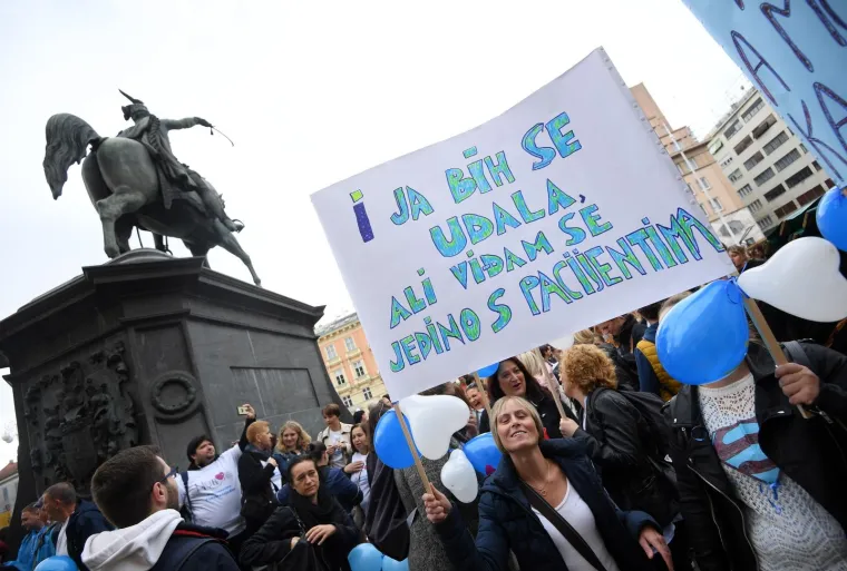 Jedva hoda, ali do&scaron;la im je dati podr&scaron;ku: Pogledajte &scaron;to je ova umirovljenica poručila medicinskim sestrama