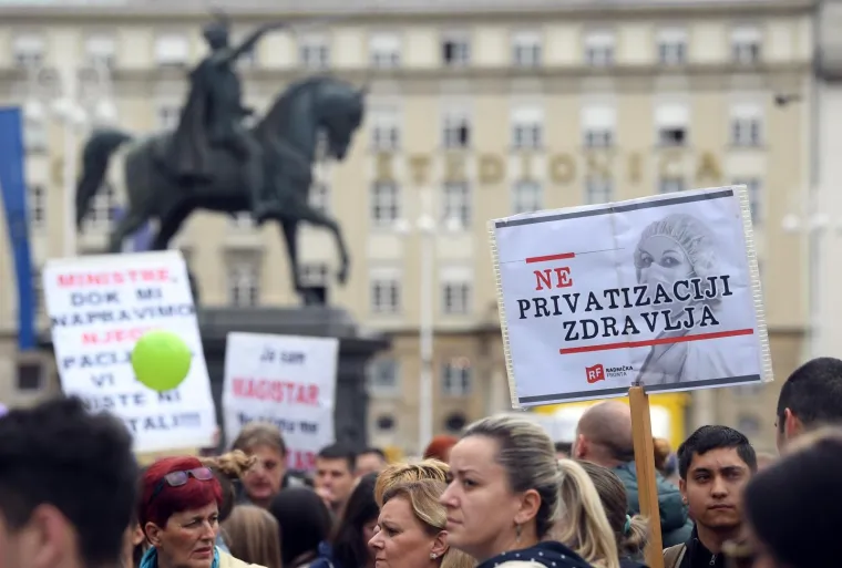 Jedva hoda, ali do&scaron;la im je dati podr&scaron;ku: Pogledajte &scaron;to je ova umirovljenica poručila medicinskim sestrama