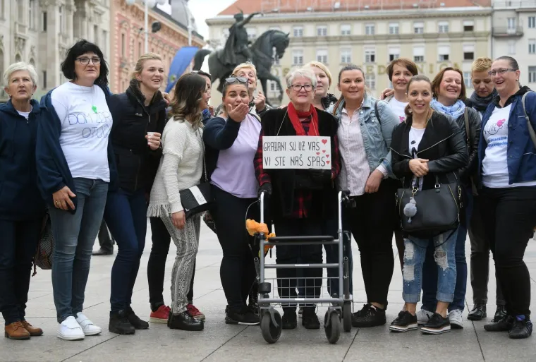 Jedva hoda, ali do&scaron;la im je dati podr&scaron;ku: Pogledajte &scaron;to je ova umirovljenica poručila medicinskim sestrama