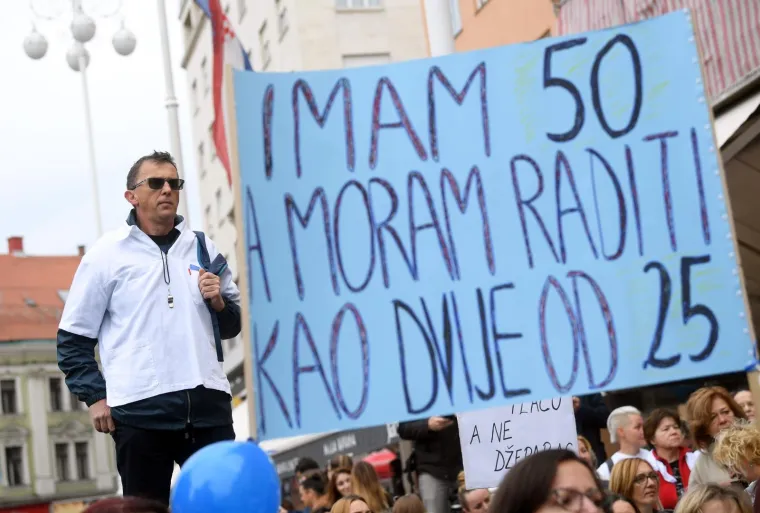 Jedva hoda, ali do&scaron;la im je dati podr&scaron;ku: Pogledajte &scaron;to je ova umirovljenica poručila medicinskim sestrama