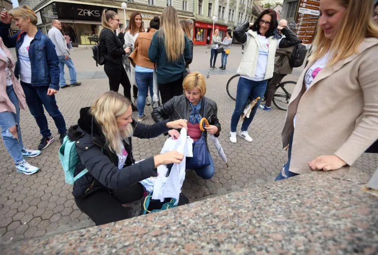 Jedva hoda, ali do&scaron;la im je dati podr&scaron;ku: Pogledajte &scaron;to je ova umirovljenica poručila medicinskim sestrama