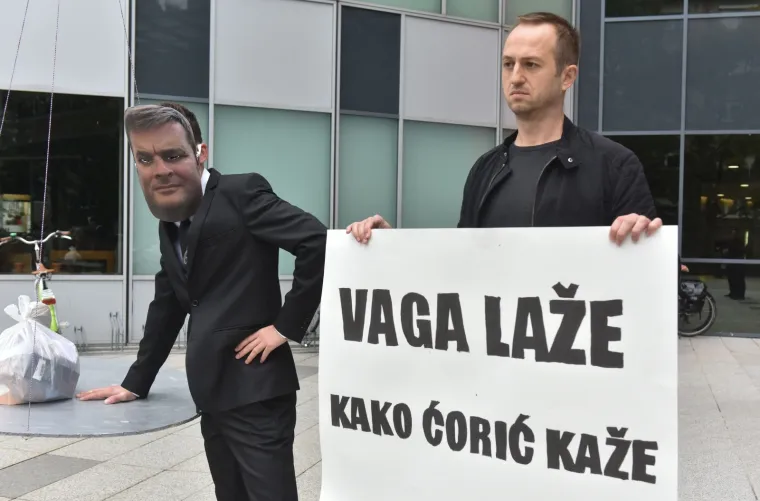 Zelena akcija izvela performans ispred Ministarstva za&scaron;tite okoli&scaron;a i energetike: 'Vaga laže, kako Ćorić kaže'