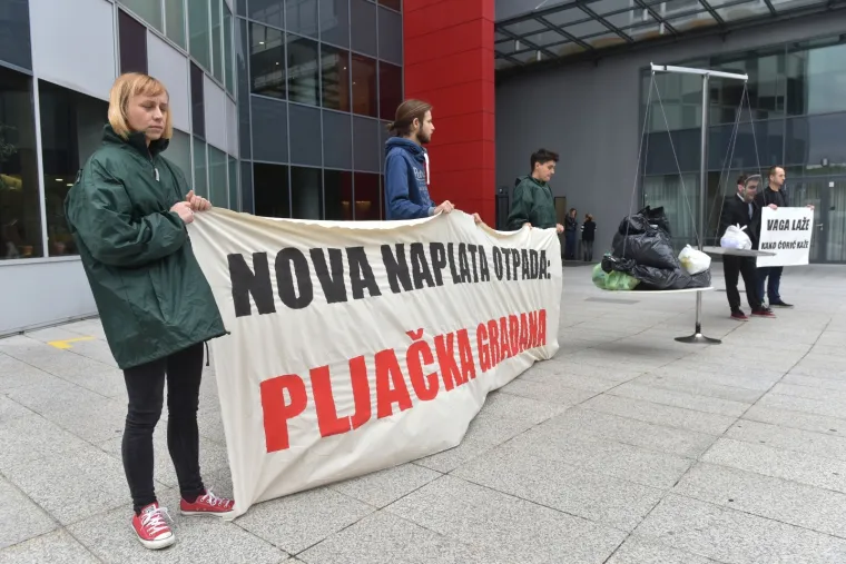 Zelena akcija izvela performans ispred Ministarstva za&scaron;tite okoli&scaron;a i energetike: 'Vaga laže, kako Ćorić kaže'