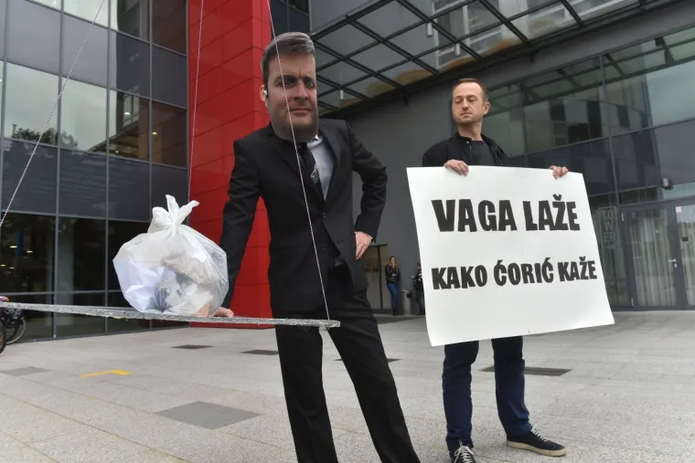 Zelena akcija izvela performans ispred Ministarstva za&scaron;tite okoli&scaron;a i energetike: 'Vaga laže, kako Ćorić kaže'