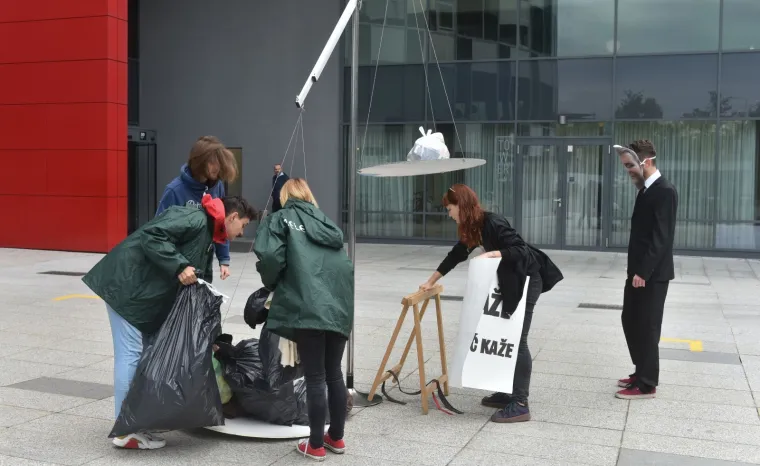Zelena akcija izvela performans ispred Ministarstva za&scaron;tite okoli&scaron;a i energetike: 'Vaga laže, kako Ćorić kaže'
