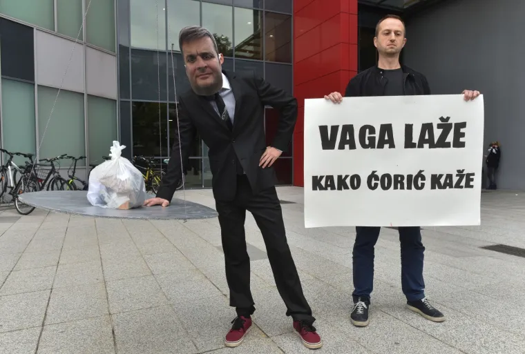 Zelena akcija izvela performans ispred Ministarstva za&scaron;tite okoli&scaron;a i energetike: 'Vaga laže, kako Ćorić kaže'