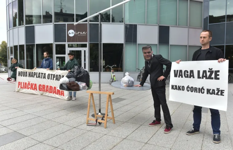 Zelena akcija izvela performans ispred Ministarstva za&scaron;tite okoli&scaron;a i energetike: 'Vaga laže, kako Ćorić kaže'