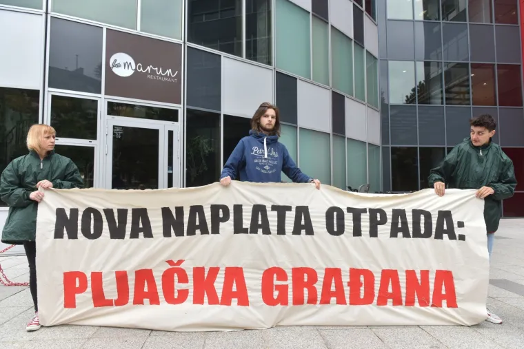 Zelena akcija izvela performans ispred Ministarstva za&scaron;tite okoli&scaron;a i energetike: 'Vaga laže, kako Ćorić kaže'