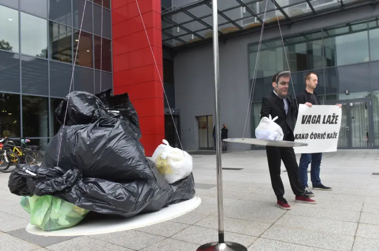 Zelena akcija izvela performans ispred Ministarstva za&scaron;tite okoli&scaron;a i energetike: 'Vaga laže, kako Ćorić kaže'