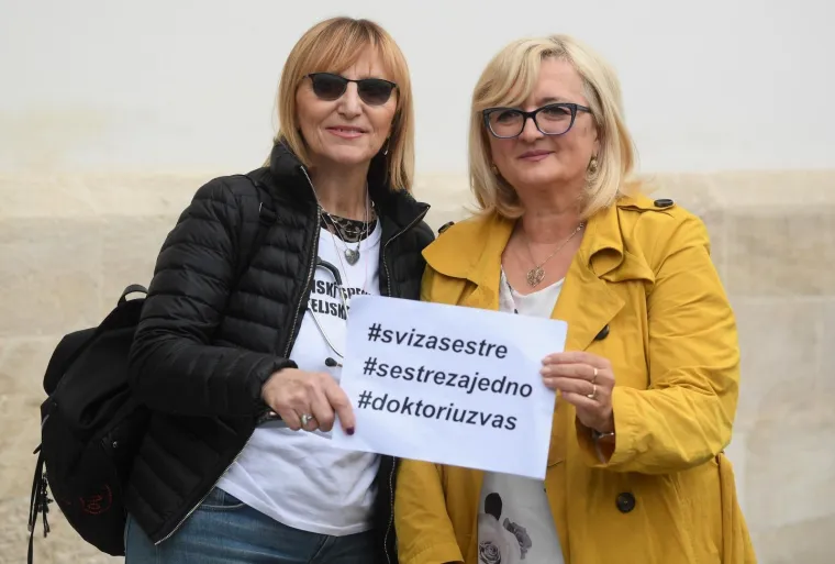 U Zagrebu su medicinske sestre nakon okupljanja na Trgu bana Josipa Jelačiča krenule na Trg svetoga Marka gdje je održan prosvjed Inicijative za boljitak hrvatskog sestrinstva. Povod prosvjedu je nezadovoljstvo nedavnim parafiranjem dodatka Kolektivnog ugovora, u kojem se plaća povećava 4% za iznimnu odgovornost i 3% za uvjete rada. Ines Strenja.