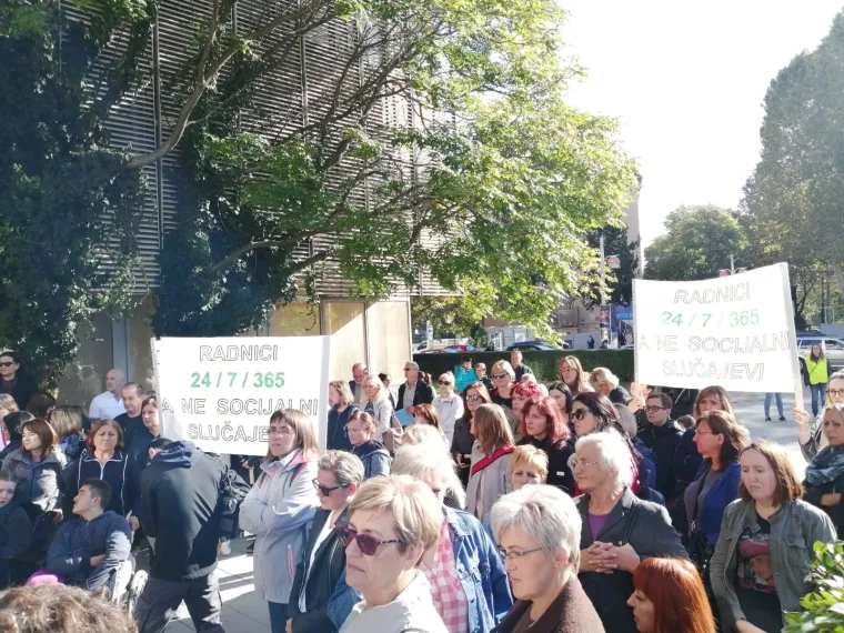 Roditelji njegovatelji prosvjedovali ispred ministarstva: 'Primamo naknadu od 2500 kuna (blagi smije&scaron;ak)'