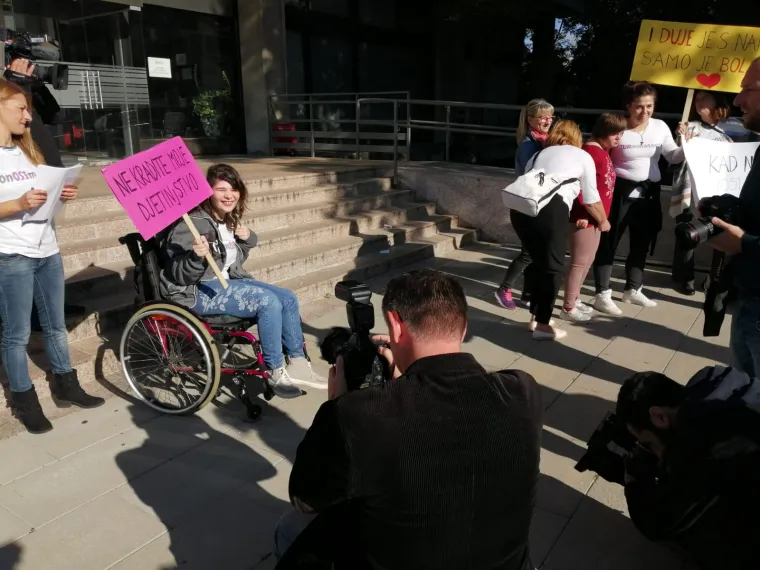 Roditelji njegovatelji prosvjedovali ispred ministarstva: 'Primamo naknadu od 2500 kuna (blagi smije&scaron;ak)'