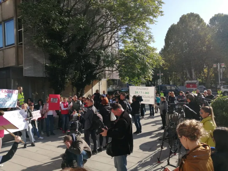 Roditelji njegovatelji prosvjedovali ispred ministarstva: 'Primamo naknadu od 2500 kuna (blagi smije&scaron;ak)'