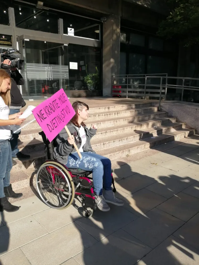 Roditelji njegovatelji prosvjedovali ispred ministarstva: 'Primamo naknadu od 2500 kuna (blagi smije&scaron;ak)'