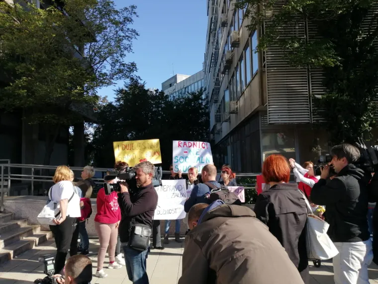 Roditelji njegovatelji prosvjedovali ispred ministarstva: 'Primamo naknadu od 2500 kuna (blagi smije&scaron;ak)'