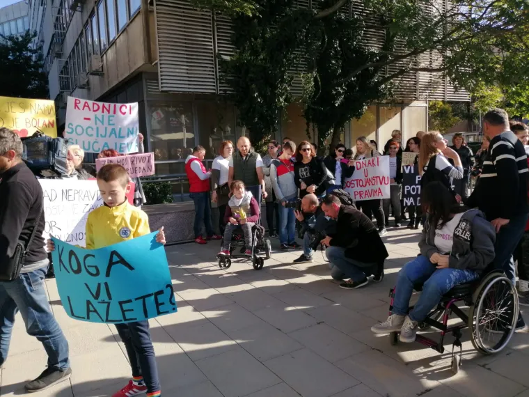 Roditelji njegovatelji prosvjedovali ispred ministarstva: 'Primamo naknadu od 2500 kuna (blagi smije&scaron;ak)'