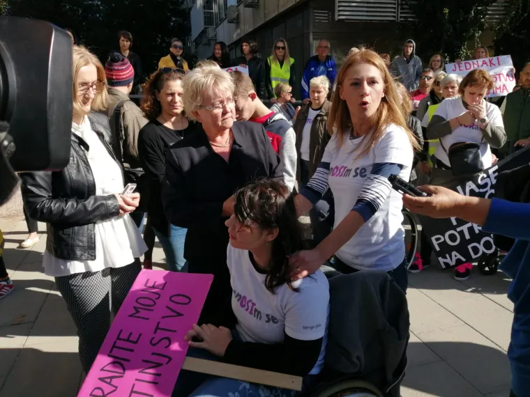 Roditelji njegovatelji prosvjedovali ispred ministarstva: 'Primamo naknadu od 2500 kuna (blagi smije&scaron;ak)'