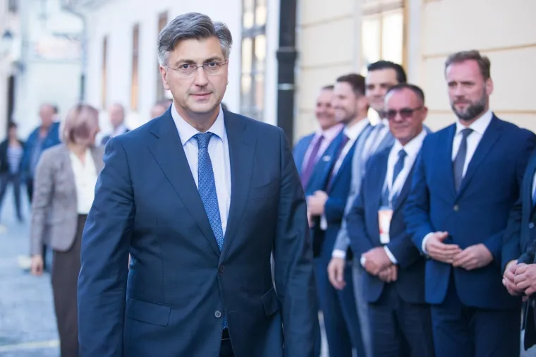 Predsjednicu dočekali Škorinim hitom: 'Osmijeh na licu, ali ne blagi, nego široki, to otvara sva vrata'