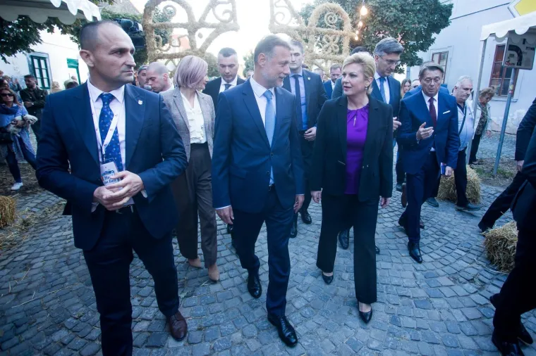 Predsjednicu dočekali Škorinim hitom: 'Osmijeh na licu, ali ne blagi, nego široki, to otvara sva vrata'