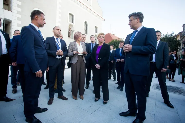 Predsjednicu dočekali Škorinim hitom: 'Osmijeh na licu, ali ne blagi, nego široki, to otvara sva vrata'